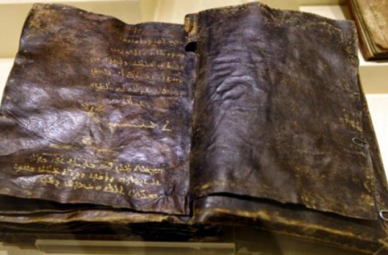 Библия, которой 1500 лет, утверждает, что Иисус не был распят