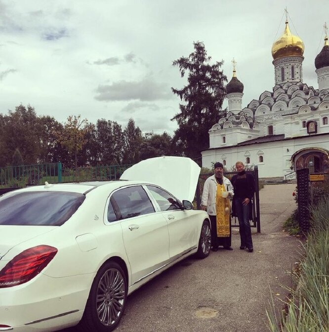 Анастасия Волочкова освятила свой автомобиль